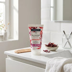 Gel coiffant structurant bio Coslys sur meuble salle de bain avec accessoires de toilette