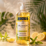 Gel douche bio Coslys Verveine Citron sous la douche avec vapeur et gouttelettes d'eau