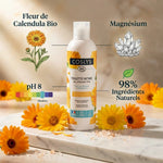 Gel intime apaisant Bio Coslys avec fleurs de calendula et cristaux naturels sur marbre blanc