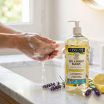 Mains sous l'eau avec gel lavant bio Coslys lavande citron moussant, flacon blanc sur marbre
