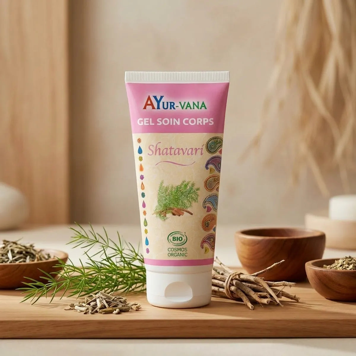 Gel soin corps Shatavari bio Ayurvana en tube blanc avec étiquette rose sur fond spa naturel
