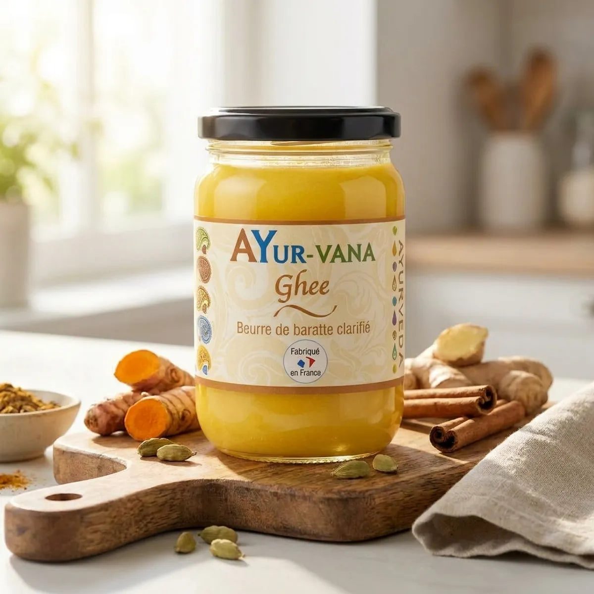 Pot de Ghee bio Ayurvana 150g sur surface en bois avec ingrédients naturels et herbes fraîches