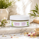 Gommage Lumière bio Douces Angevines dans son pot blanc avec fleurs séchées et marbre