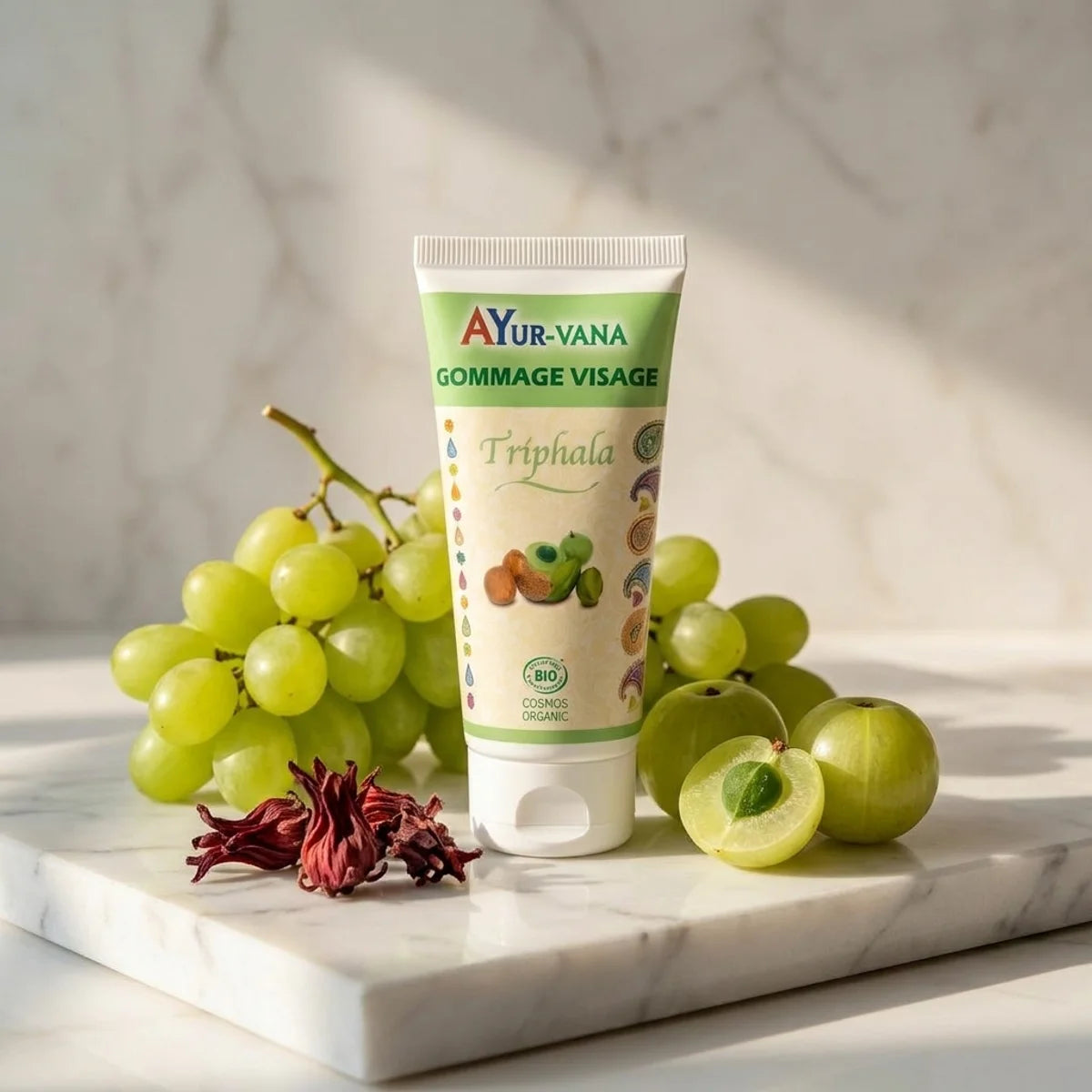 Gommage Visage Triphala Bio Ayurvana sur marbre avec fruits ayurvédiques