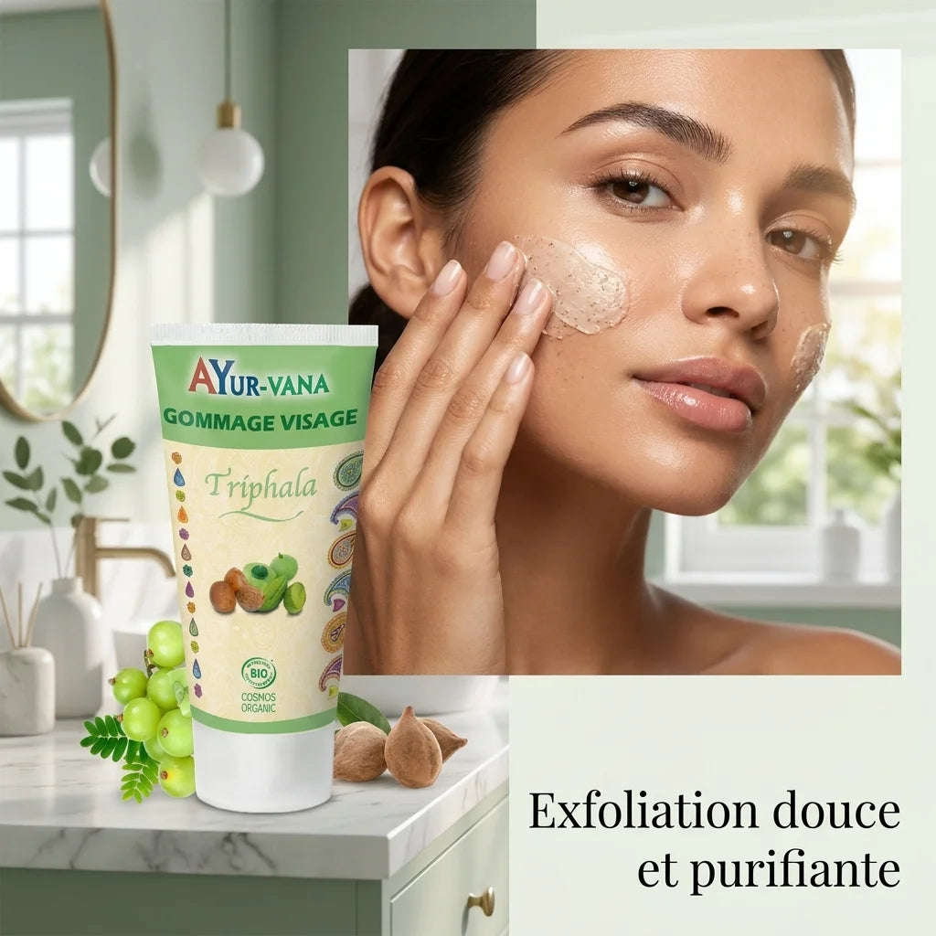 Gommage visage Triphala bio Ayurvana application sur peau lumineuse en routine beauté naturelle