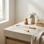 Gratte-langue réutilisable Ayurvana en bois et inox sur comptoir salle de bain