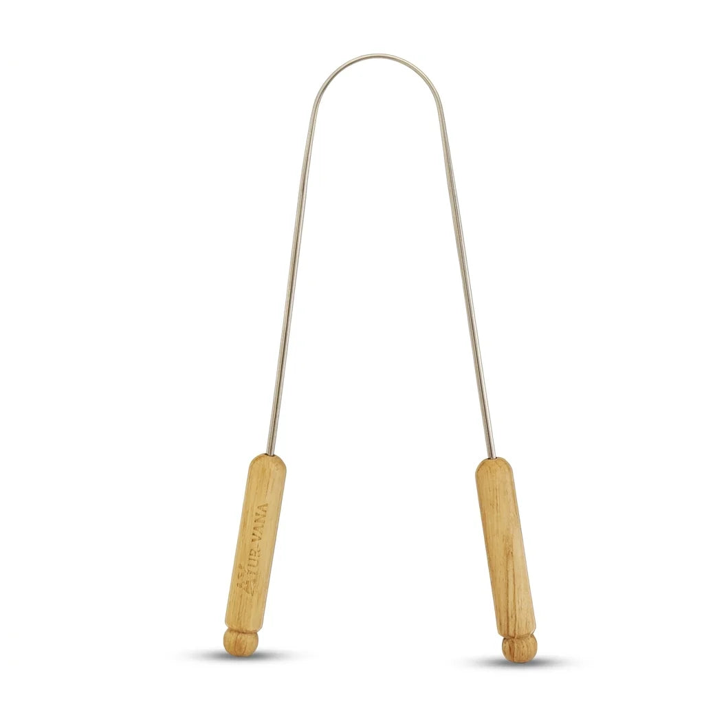 Gratte-langue réutilisable Ayurvana en bois et inox sur fond blanc