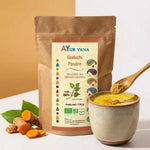 Guduchi bio en poudre Ayurvana versé dans une boisson wellness dorée avec racine de curcuma frais