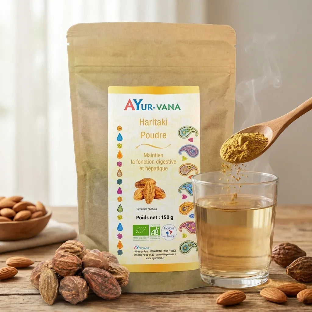 Haritaki Bio Ayurvana en poudre dorée versée dans l'eau, cuillère bois, fruits séchés et amandes