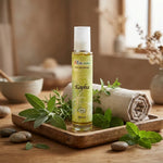 Huile de massage Kapha bio Ayurvana sur surface en bois avec herbes dans ambiance spa