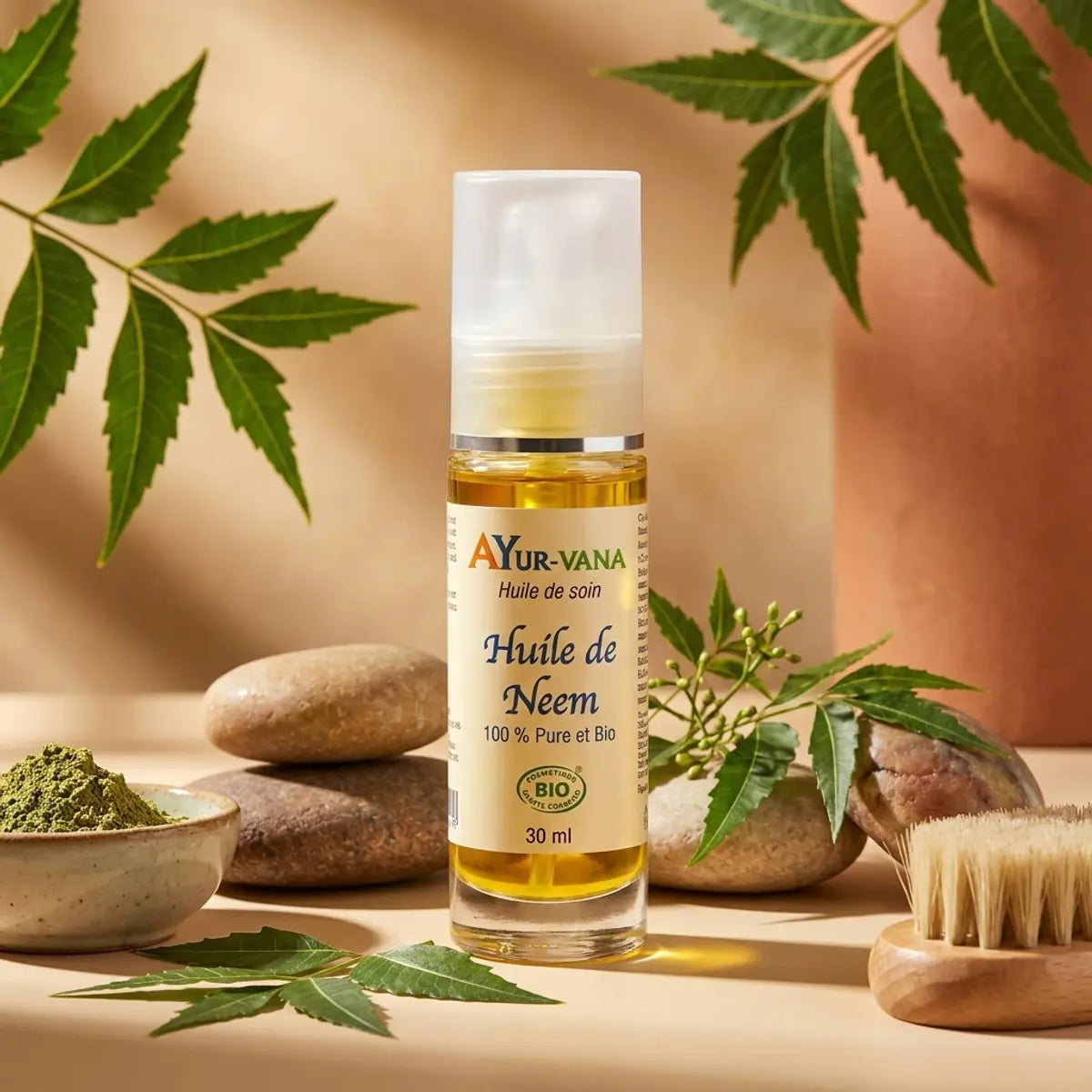 Bouteille d'Huile de Neem bio Ayurvana sur vanity wellness avec feuilles de neem et pierre naturelle
