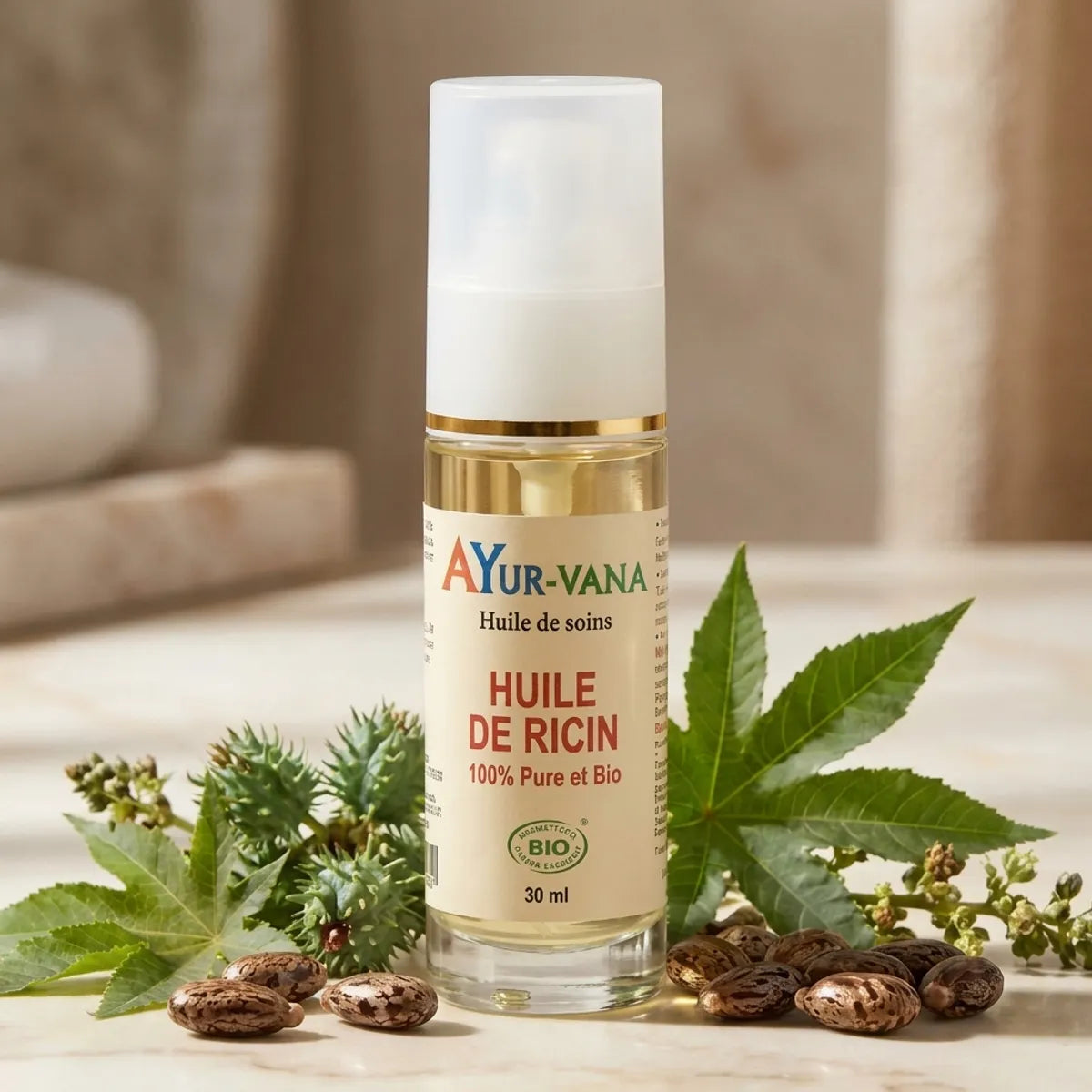 Huile de Ricin bio Ayur-Vana en flacon pompe blanc, feuilles de ricin et graines bio, ambiance spa