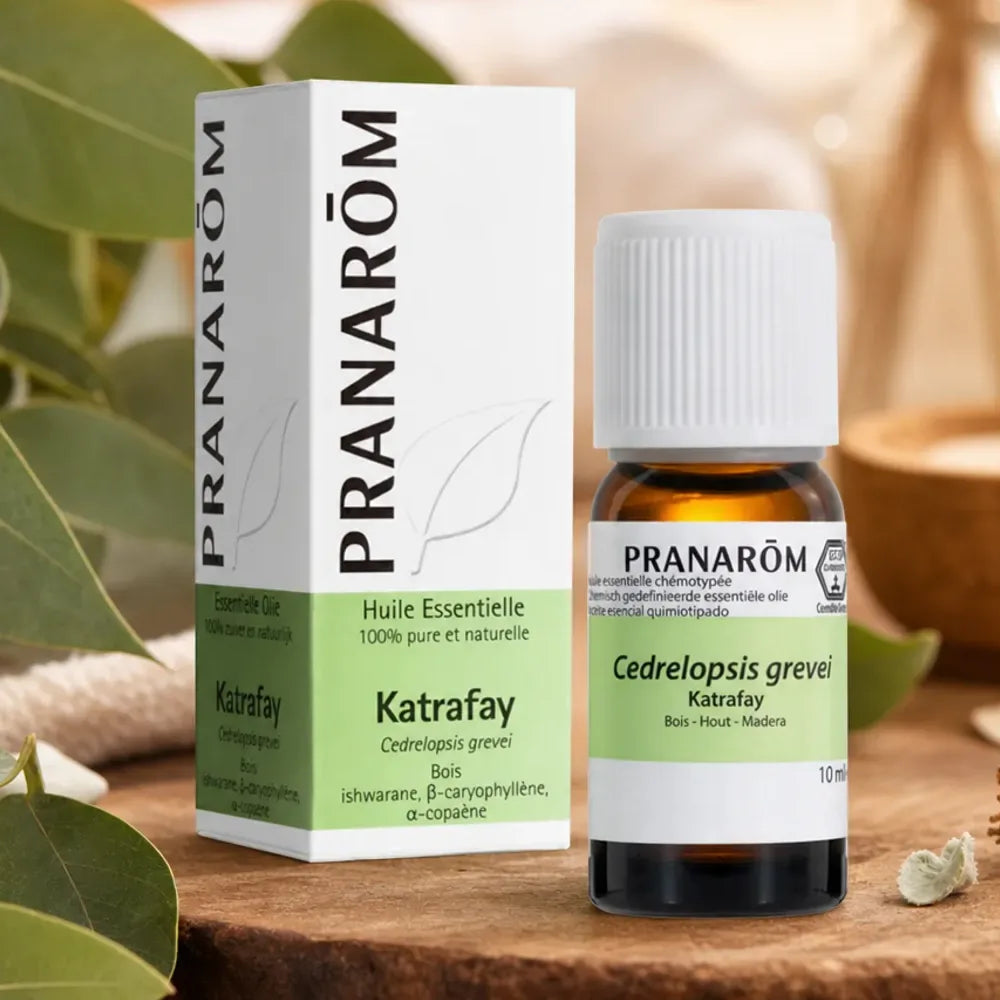 Huile essentielle bio Katrafay Pranarom 10ml avec feuilles eucalyptus sur bois naturel