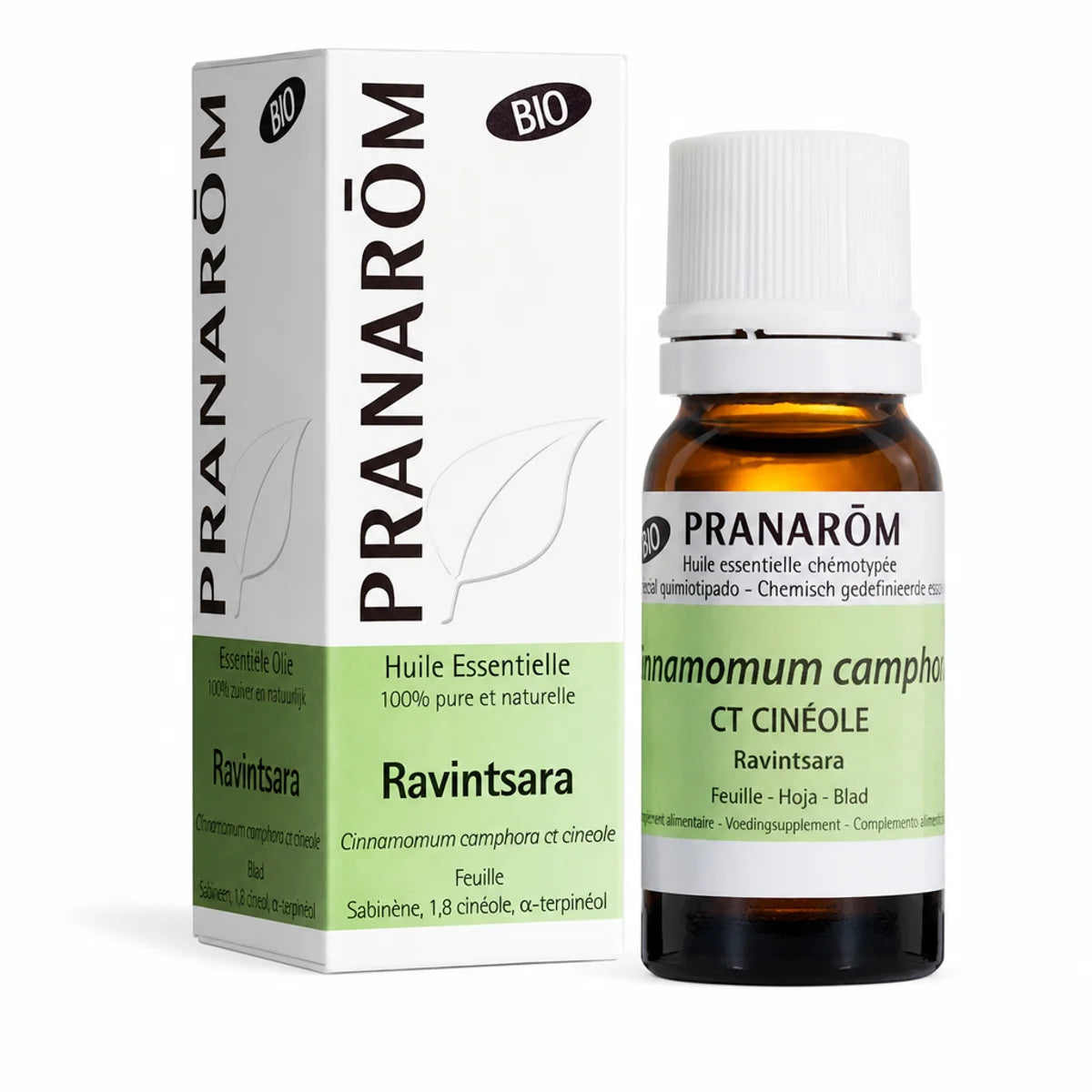 Bouteille d'huile essentielle bio de ravintsara Pranarom avec emballage blanc sur fond blanc