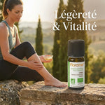 Huile essentielle de cyprès bio Florame avec femme en tenue de sport appliquant l'huile sur ses jambes