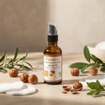 Flacon huile végétale noisette bio Florame entouré de noisettes fraîches et cotons sur vanité minimaliste