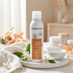 Hydrolat bio neroli Pranarom en flacon spray avec fleurs blanches et produits de soin