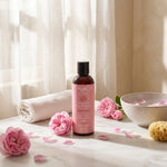 Hydrolat de rose de Damas Najel bio avec fleurs roses sur marbre blanc