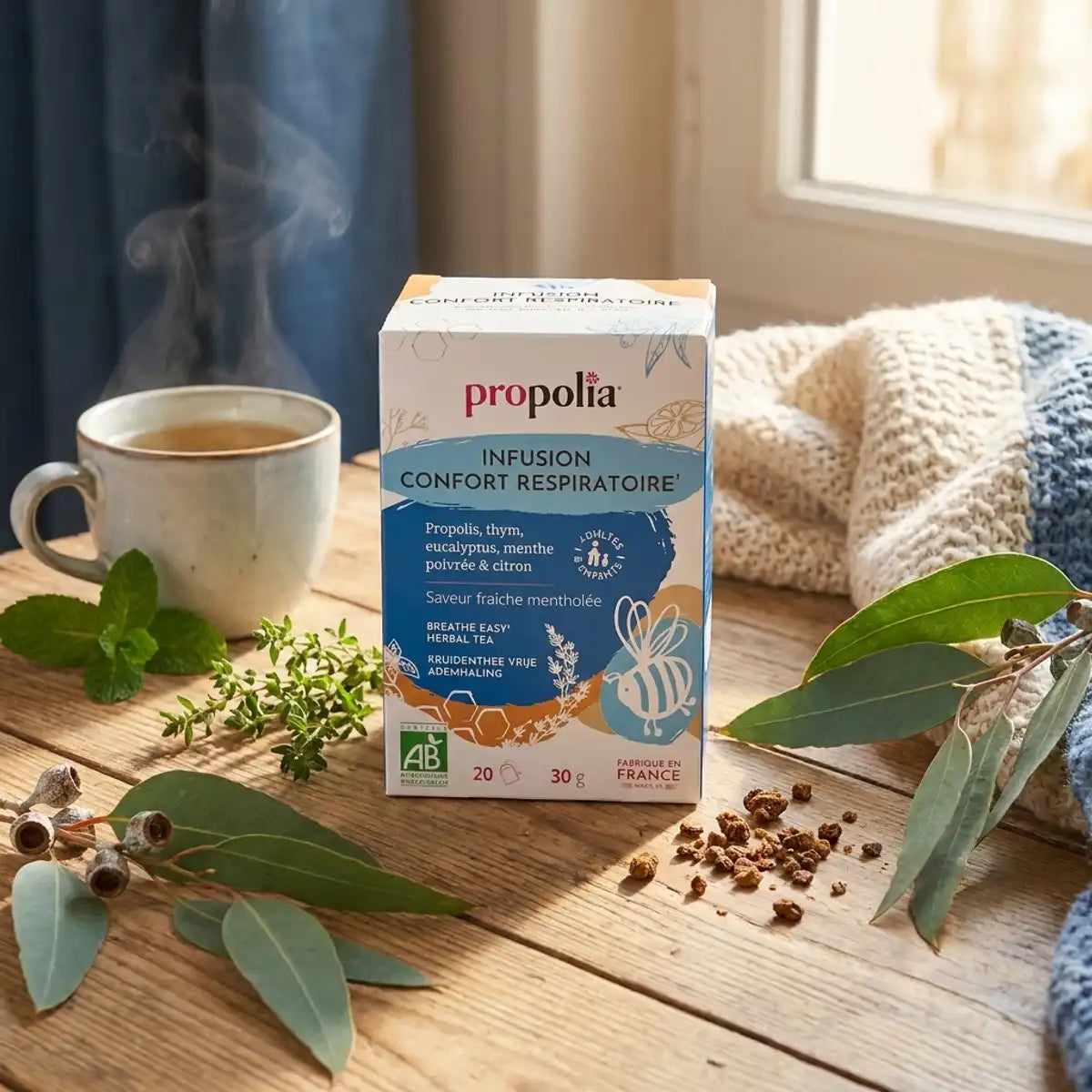 Infusion bio respiratoire Propolia en sachets avec tasse fumante, menthe et eucalyptus