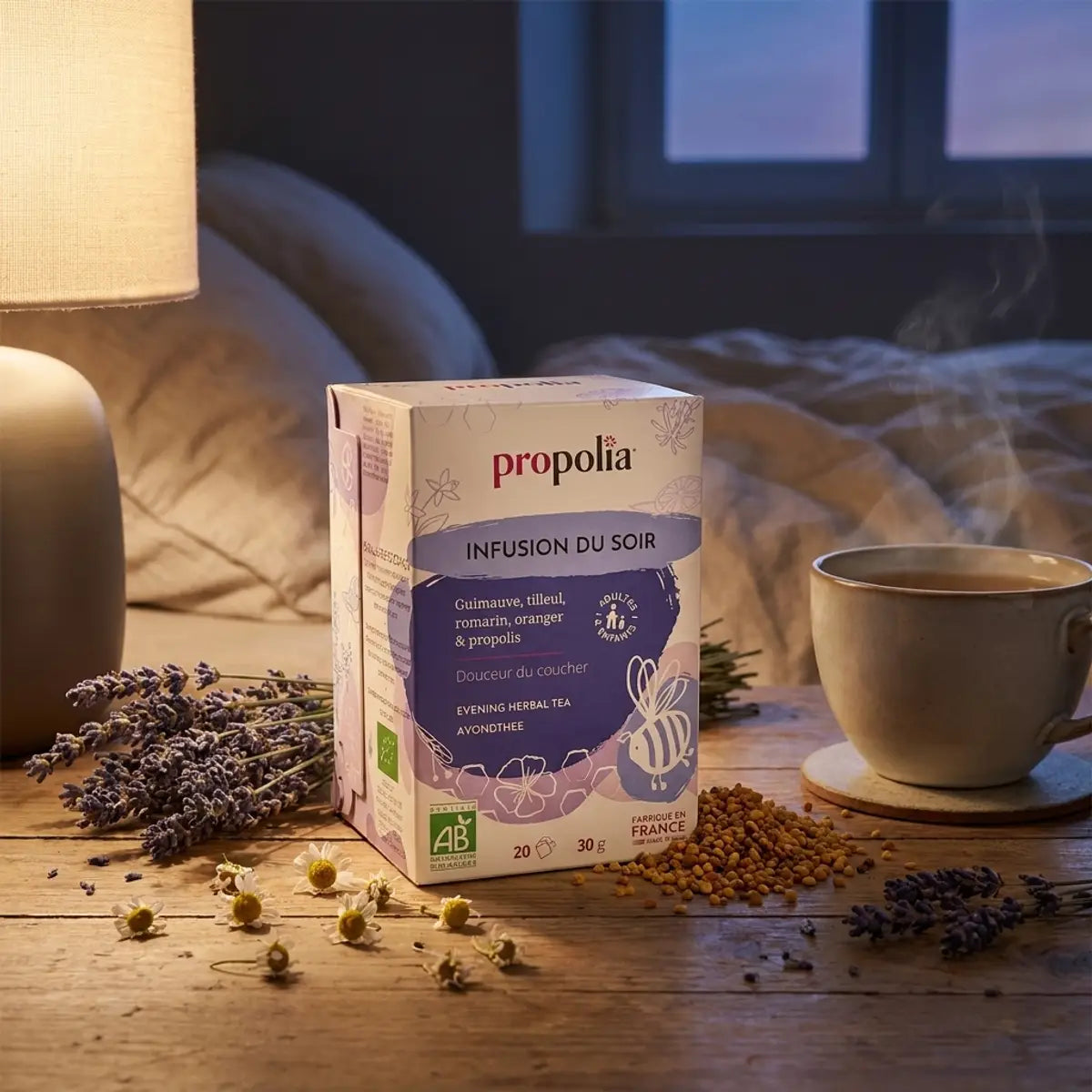 Infusion du soir Bio Propolis Propolia sur table de nuit avec lavande et chamomille