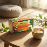 Boîte Infusion Tulsi & Thé vert bio Ayurvana avec tasse de thé fumante dans cadre zen wellness