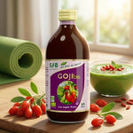 Bouteille de Jus de Goji Bio SFB avec baies fraîches et bol smoothie vert, lifestyle wellness