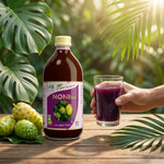 Jus de Noni Hawaiien Bio SFB en verre avec fruits tropicaux frais et feuilles vertes
