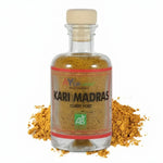 Bouteille Kari Madras bio Ayurvana avec poudre d'épices dorées et certification AB, fond blanc