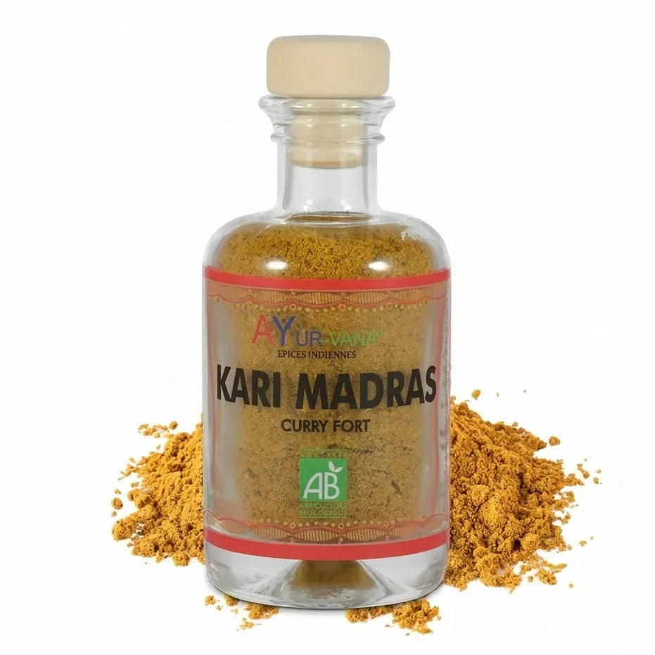 Bouteille Kari Madras bio Ayurvana avec poudre d'épices dorées et certification AB, fond blanc