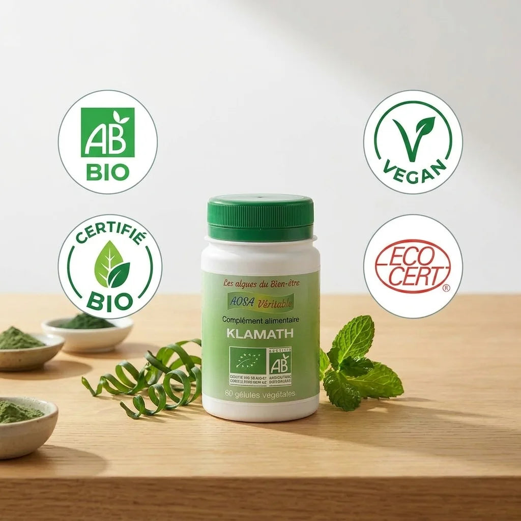 Gélules Klamath bio vegan certifiées avec badges AB, Vegan et Ecocert sur fond bois clair