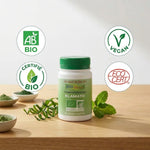 Gélules Klamath bio vegan certifiées avec badges AB, Vegan et Ecocert sur fond bois clair