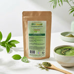 Poudre Klamath bio vegan Aosa dans son emballage, entourée de feuilles vertes et d'un bol de smoothie