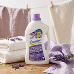 Lessive liquide Lavandin Etamine du Lys avec linge blanc et fleurs de lavande