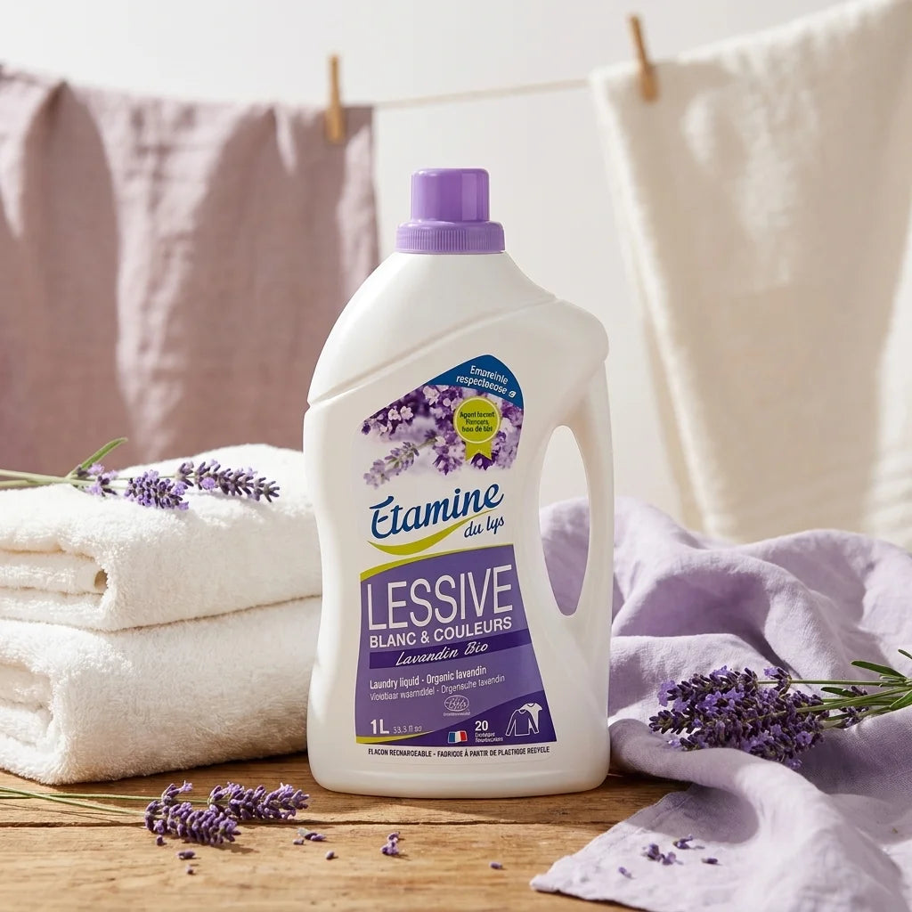 Lessive liquide Lavandin Etamine du Lys avec linge blanc et fleurs de lavande