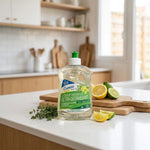 Liquide vaisselle Etamine du Lys thym-bergamote sur plan de travail cuisine avec herbes fraîches