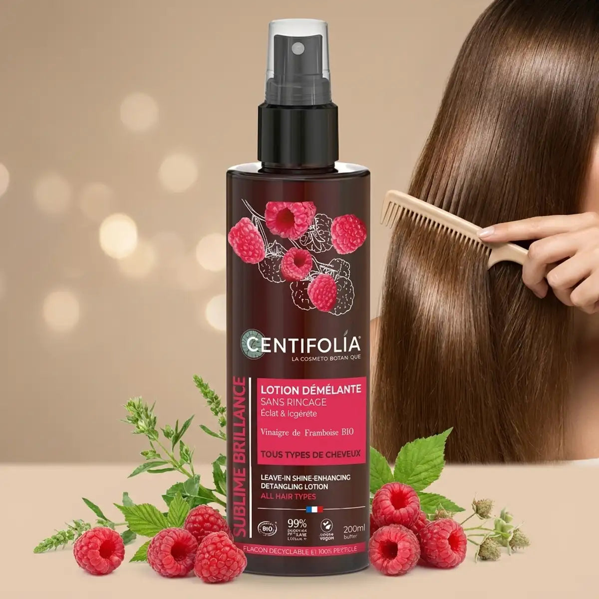 Lotion démêlante Centifolia bio spray avec femme peignant cheveux brillants et framboises