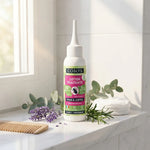 Lotion traitante poux Coslys sur étagère salle de bain avec éléments naturels