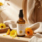 Macérât huileux Calendula bio Florame en flacon verre ambré avec pompe, entouré de fleurs calendula fraîches