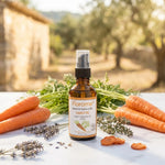 Macérât huileux de carotte bio Florame en flacon verre ambré avec pompe, entouré de carottes fraîches et éléments botaniques
