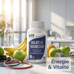 Bouteille de Malate de magnésium SFB 90 comprimés entourée de fruits frais et accessoires fitness en environnement lumineux