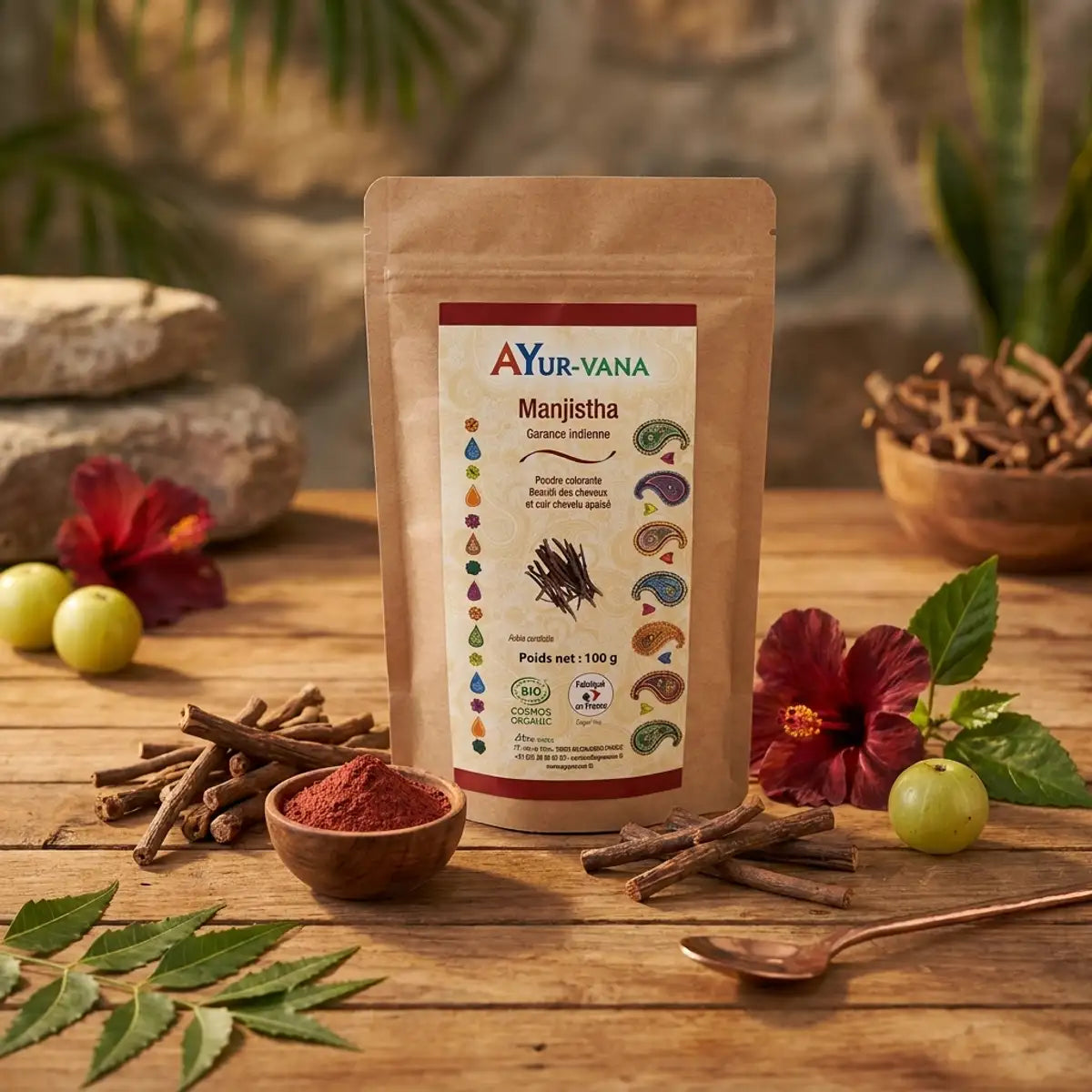 Manjistha bio en poudre Ayurvana sur surface bois avec ingrédients botaniques naturels
