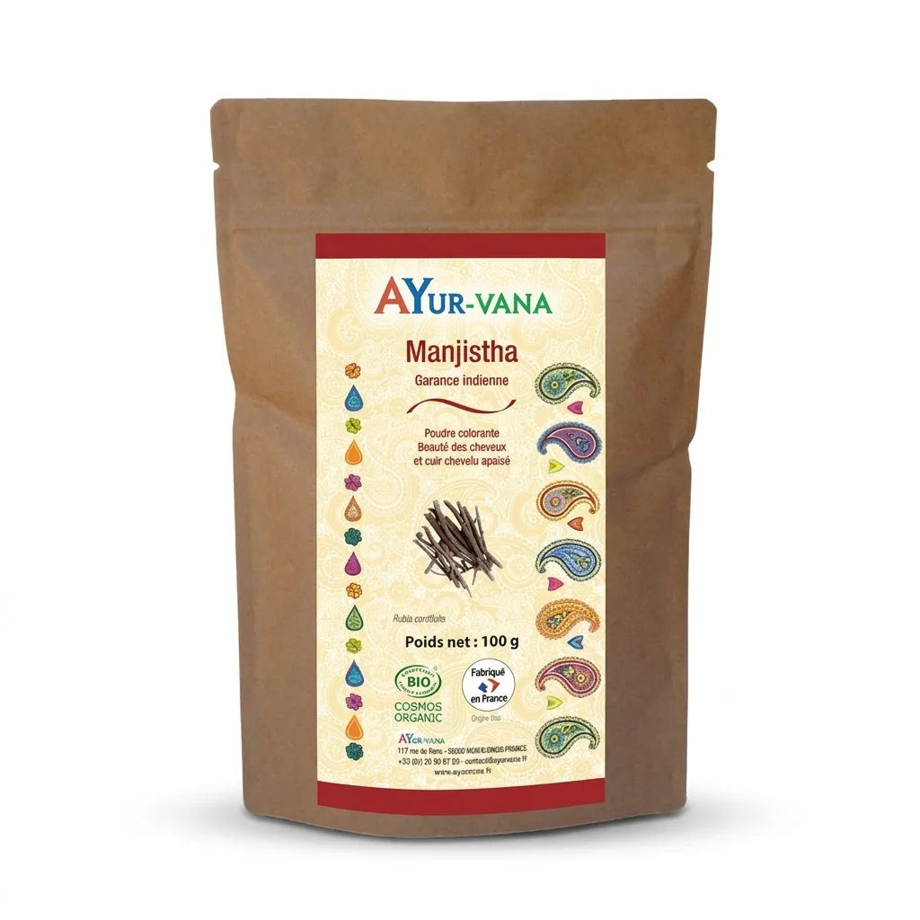 Manjistha certifié bio en poudre Ayurvana dans son sachet kraft avec étiquette rouge et crème