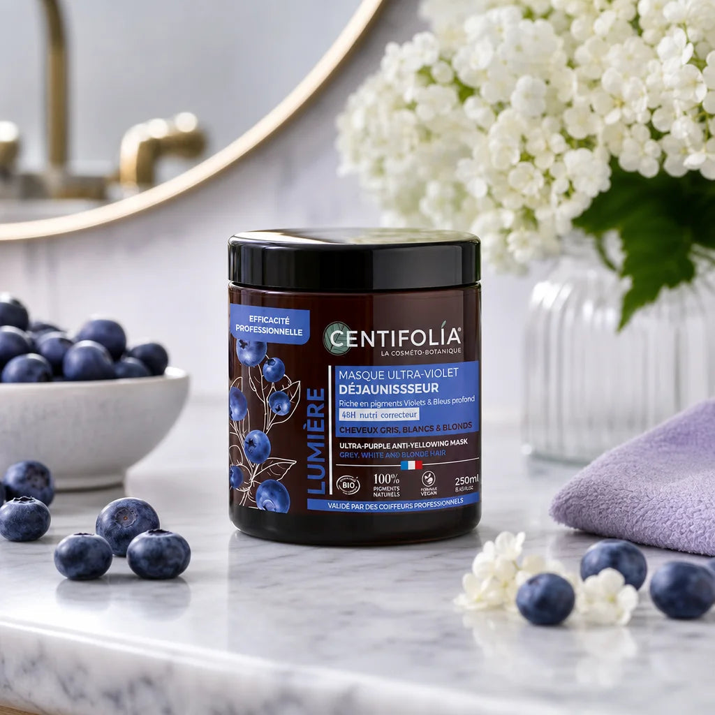 Masque Déjaunisseur Centifolia Bio en pot, entouré de myrtilles et fleurs blanches sur marbre