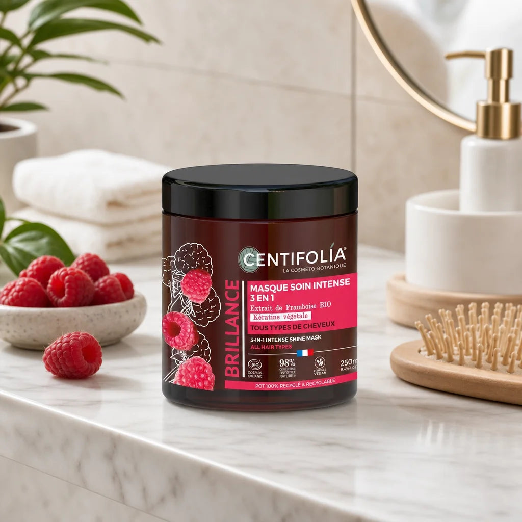 Masque soin brillance Centifolia bio avec framboises fraîches et accessoires beauté sur marbre blanc