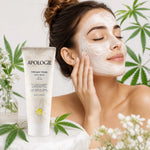 Femme appliquant masque visage purifiant Apologie blanc crémeux, feuilles botaniques, tube 75g