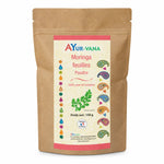 Sachet de poudre de Moringa AYur-vana bio sur fond blanc, produit naturel ayurvédique