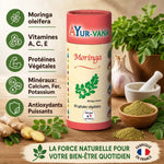 Gélules Moringa AYur-vana avec feuilles fraîches, poudre dorée et ingrédients naturels en studio