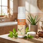 Mousse nettoyante Tulsi Bio Ayurvana avec feuilles de tulsi frais et accessoires bien-être