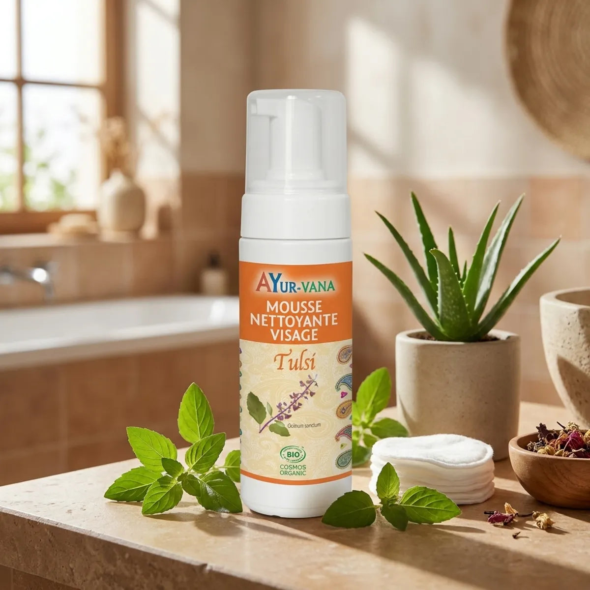 Mousse nettoyante Tulsi Bio Ayurvana avec feuilles de tulsi frais et accessoires bien-être