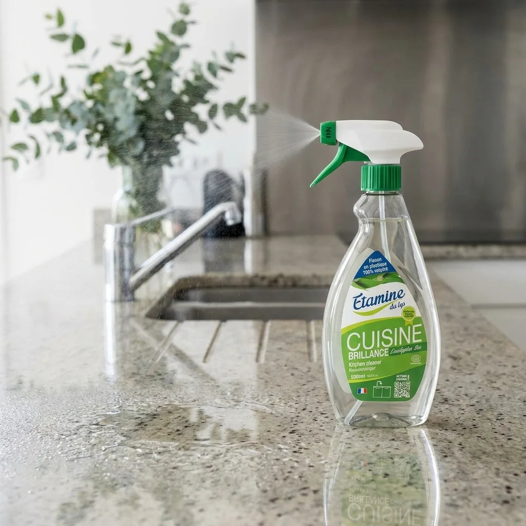 Nettoyant Brillance Etamine du Lys vaporisé sur plan de travail granite brillant